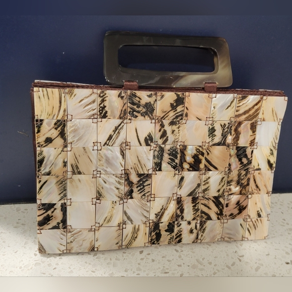 VTG (90s) Butterfly Faux Shell Lucite Handbag in Cream and Brown - Picture 2 of 8